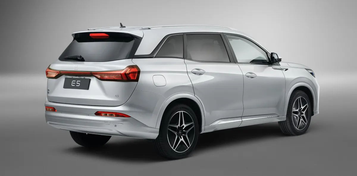 DFSK E5 PHEV — tył