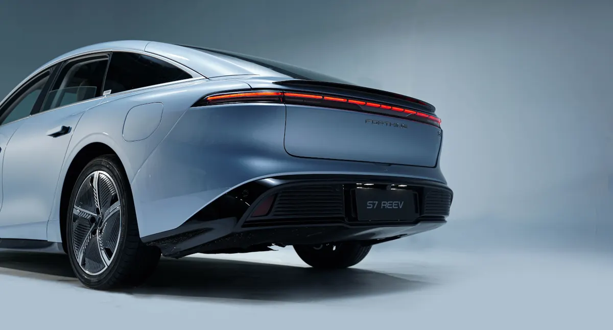 Forthing S7 REEV — przód