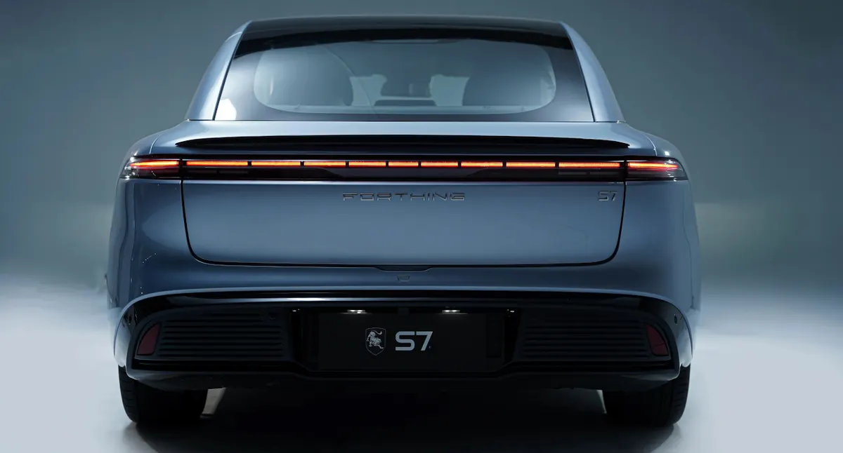 Forthing S7 REEV — tył